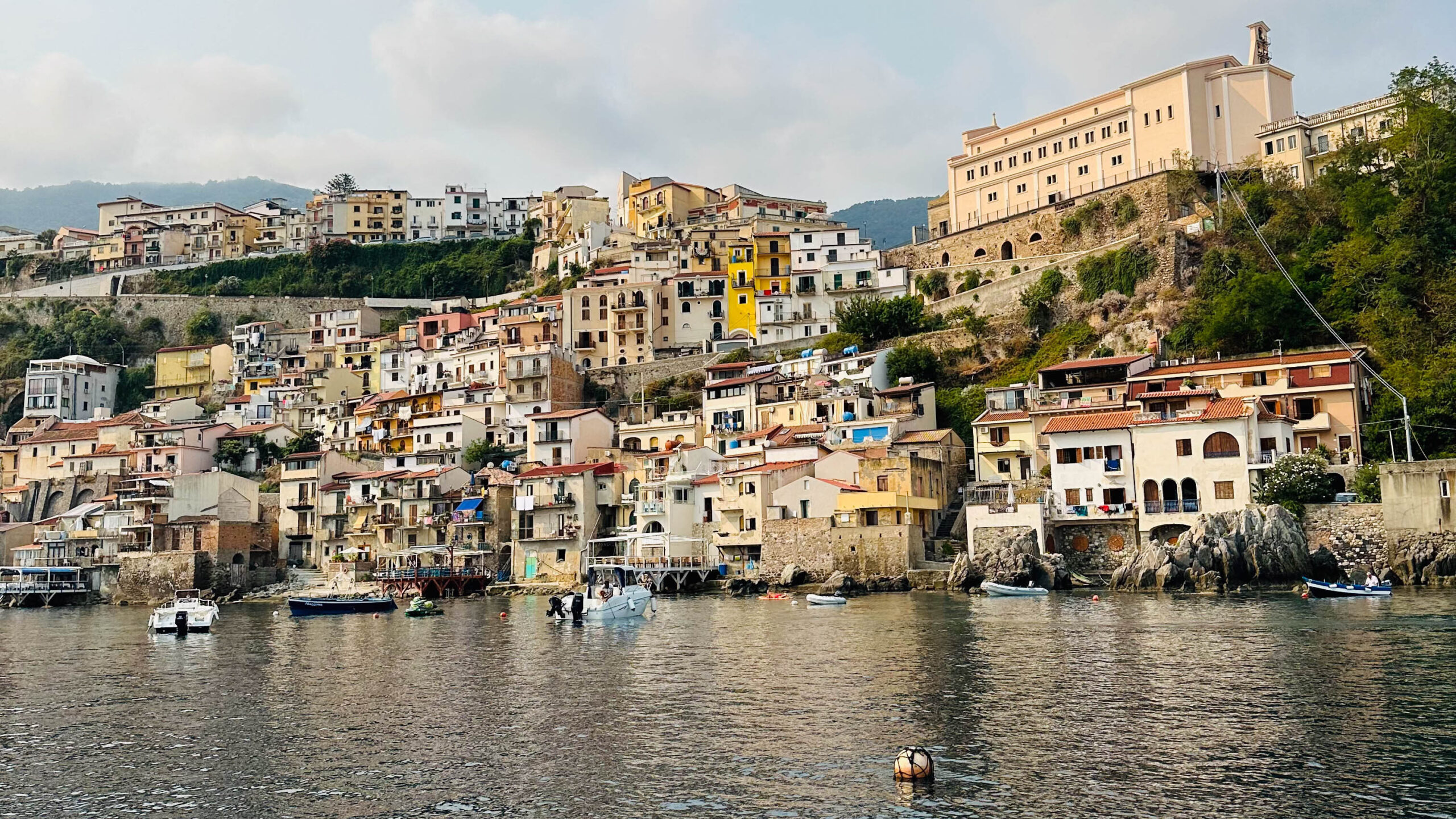 Cosa fare in Calabria il porticciolo da cui partono i tour