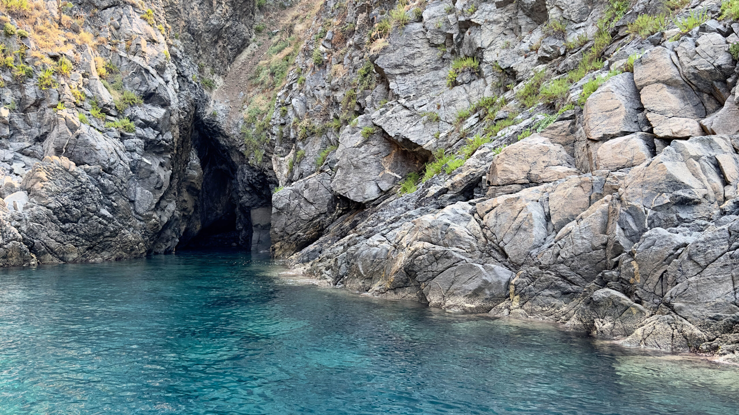 cosa fare in Calabria ingresso della grotta di san sebastiano