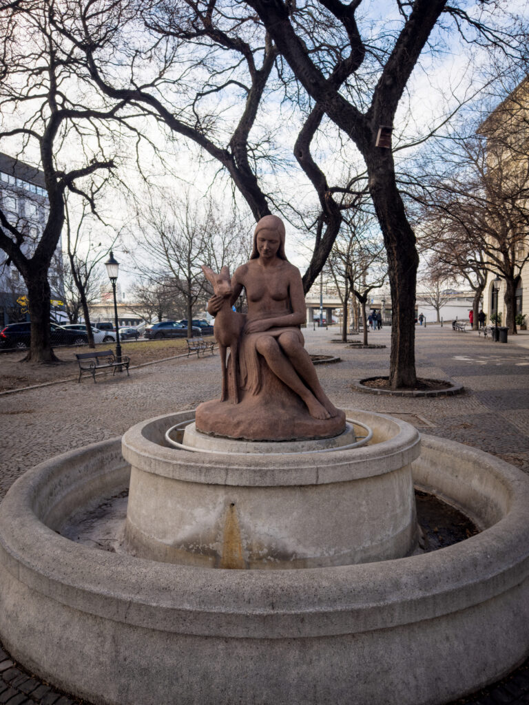 cosa fare a bratislava la statua della ragazza con il cerbiatto