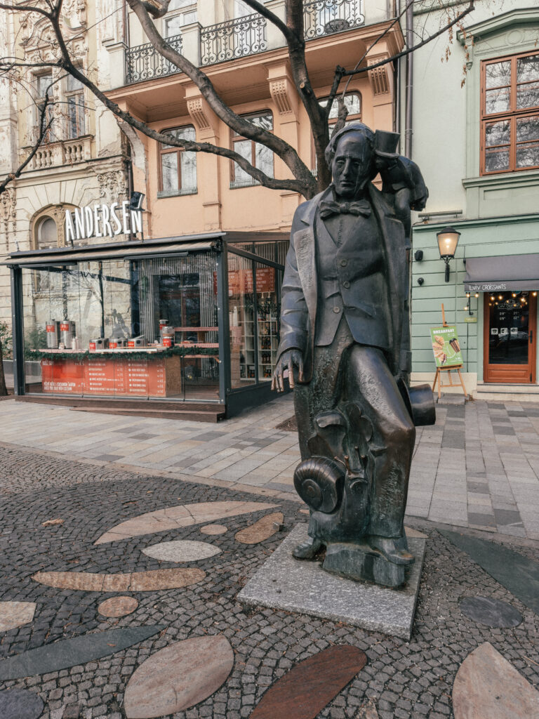 cosa fare a bratislava la statua di Hans Christian Andersen