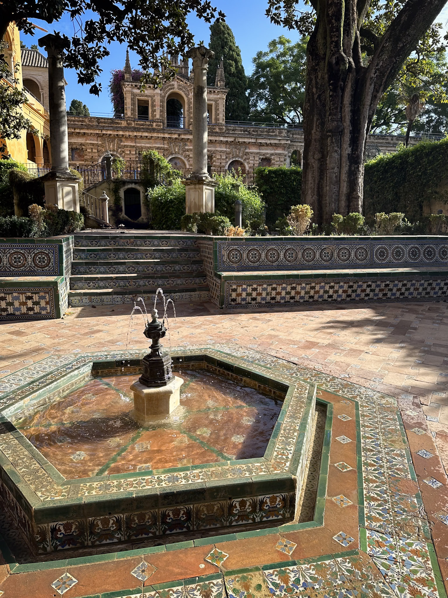 real alcazar di siviglia fontana esagonale e galleria del grottesco
