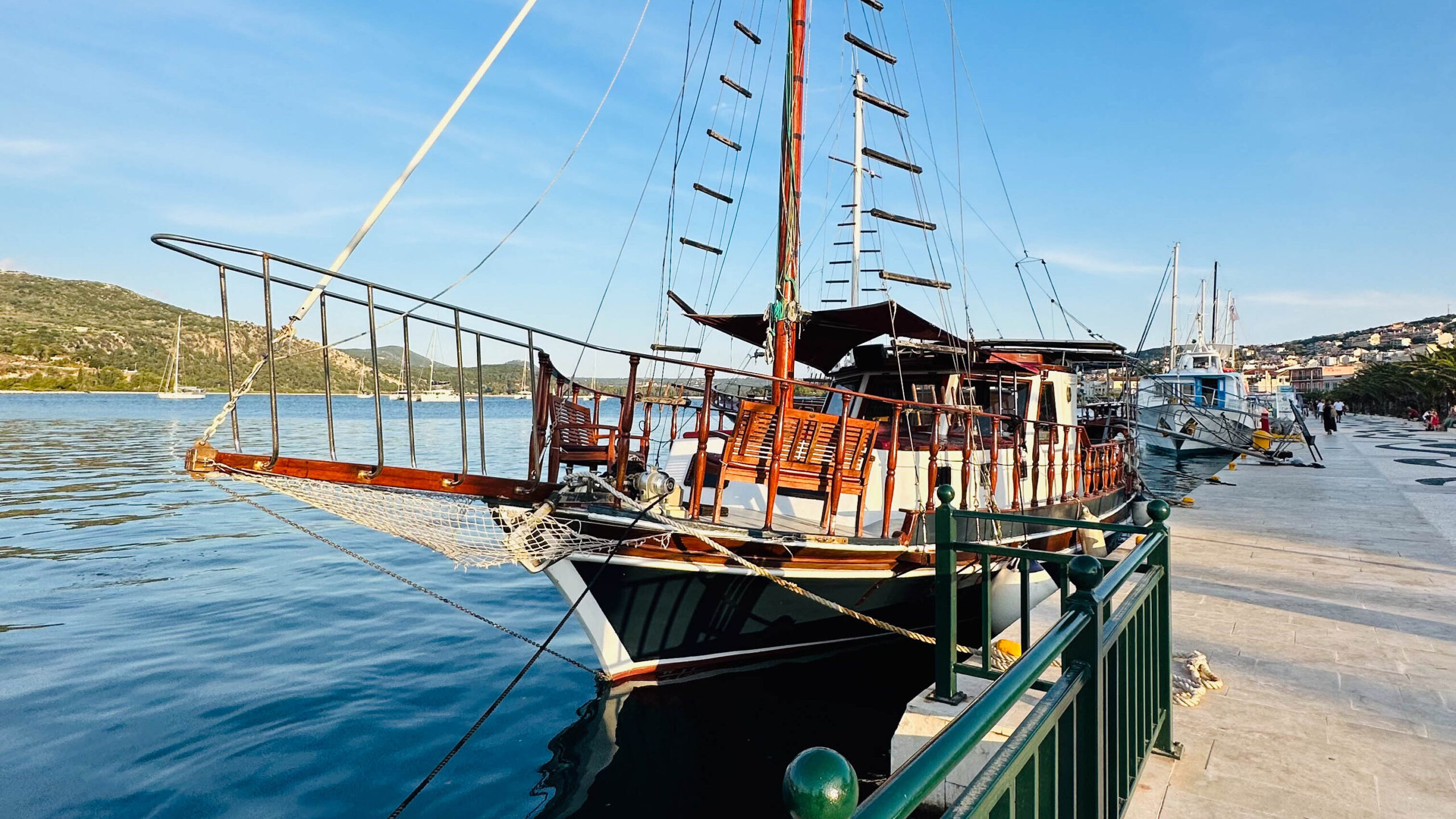 esperienze di viaggio gita in barca dal porto di Argostoli