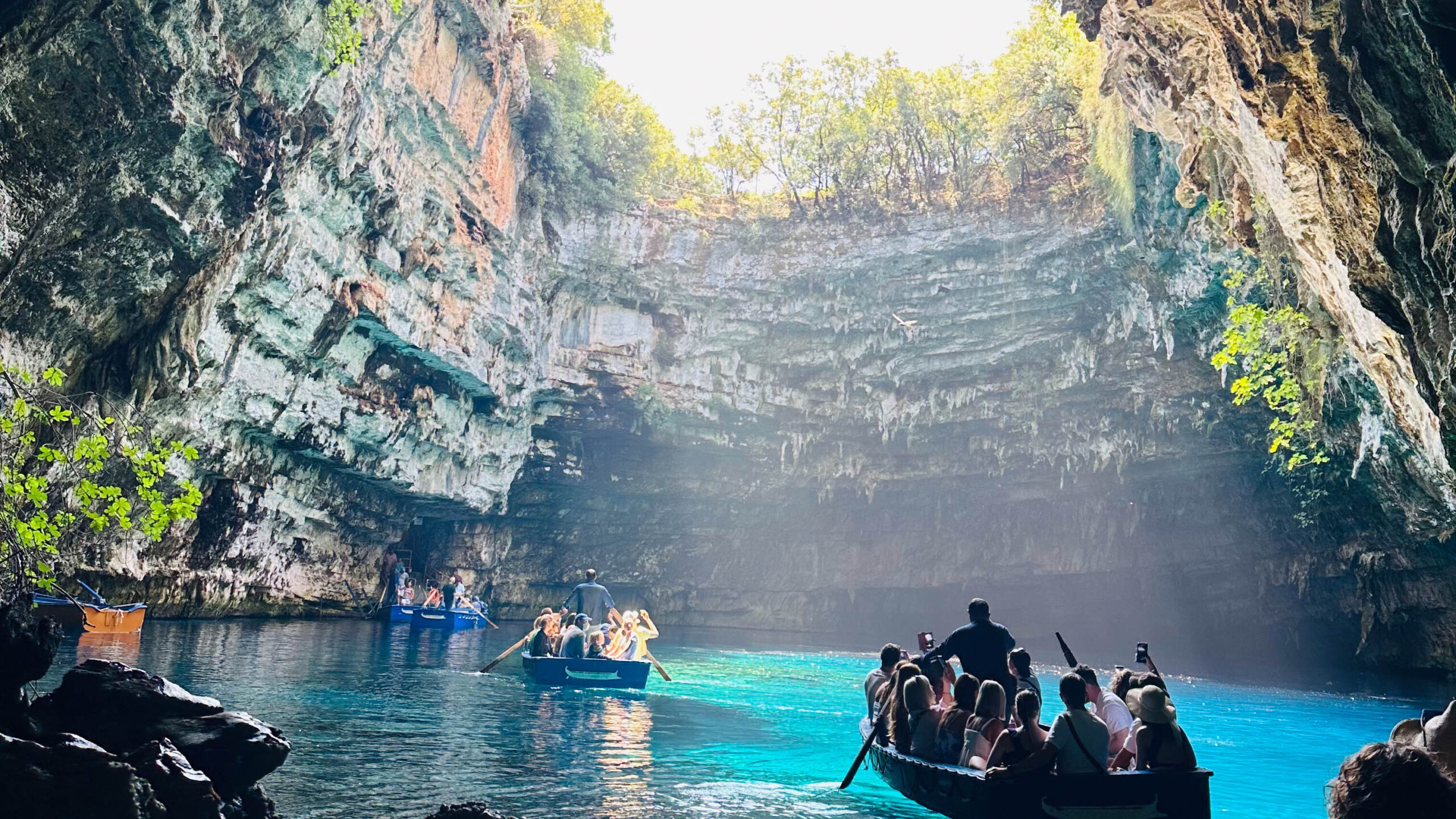 esperienze di viaggio tour dentro la grotta di Melissani sull'isola di Cefalonia