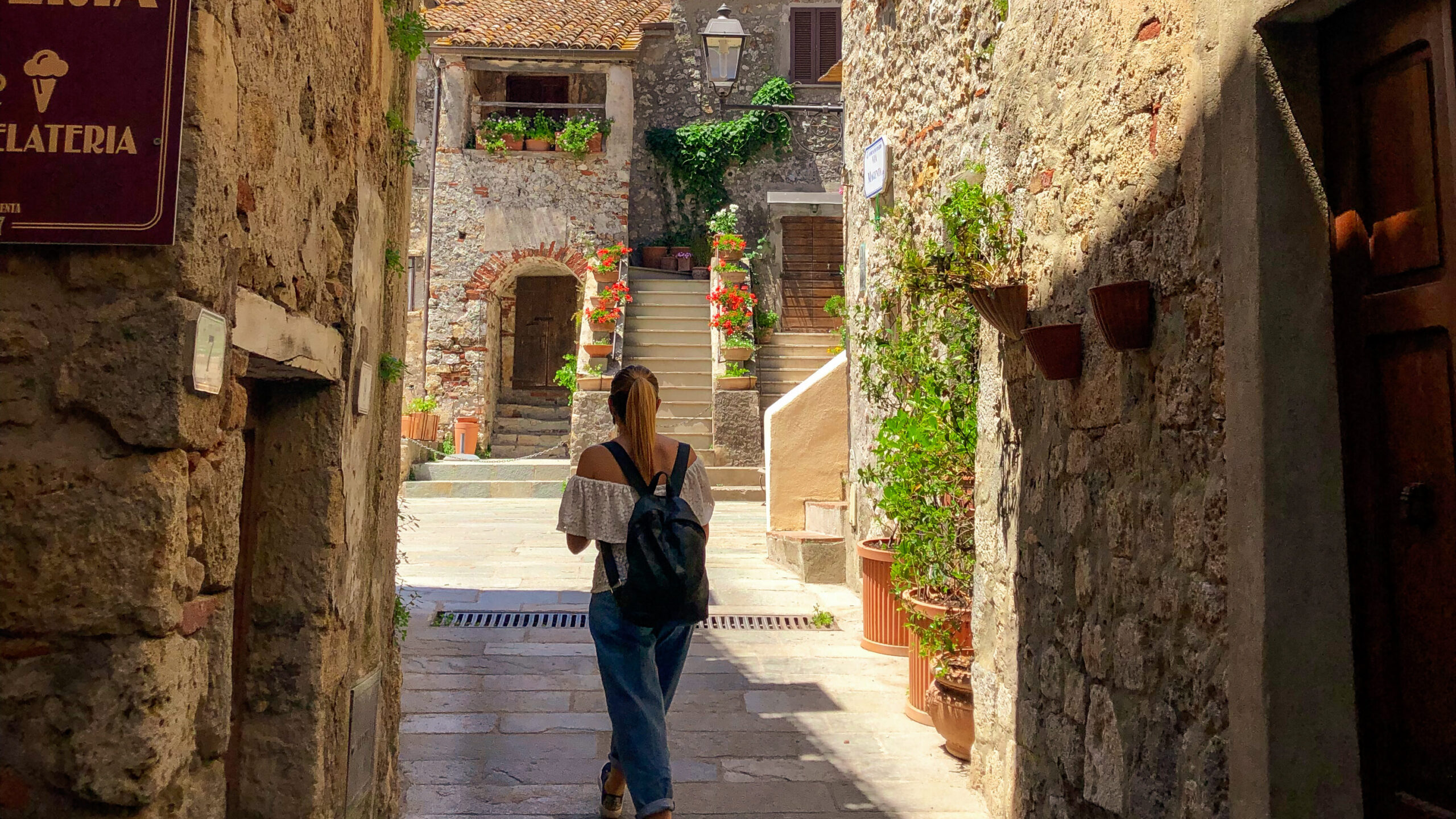 esperienze di viaggio passeggiata nel borgo di Capalbio