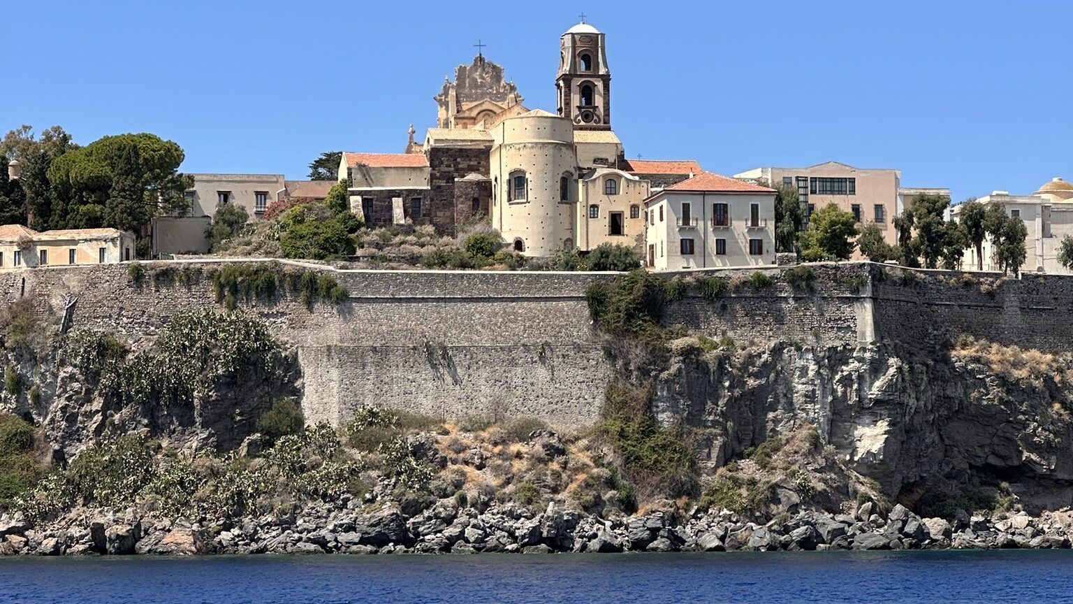 tour da tropea alle isole eolie particolare castello di lipari