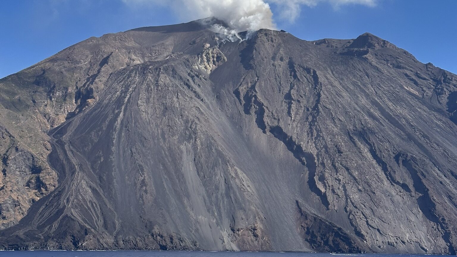 tour da tropea alle isole eolie particolare della sciara del fuoco dello stromboli