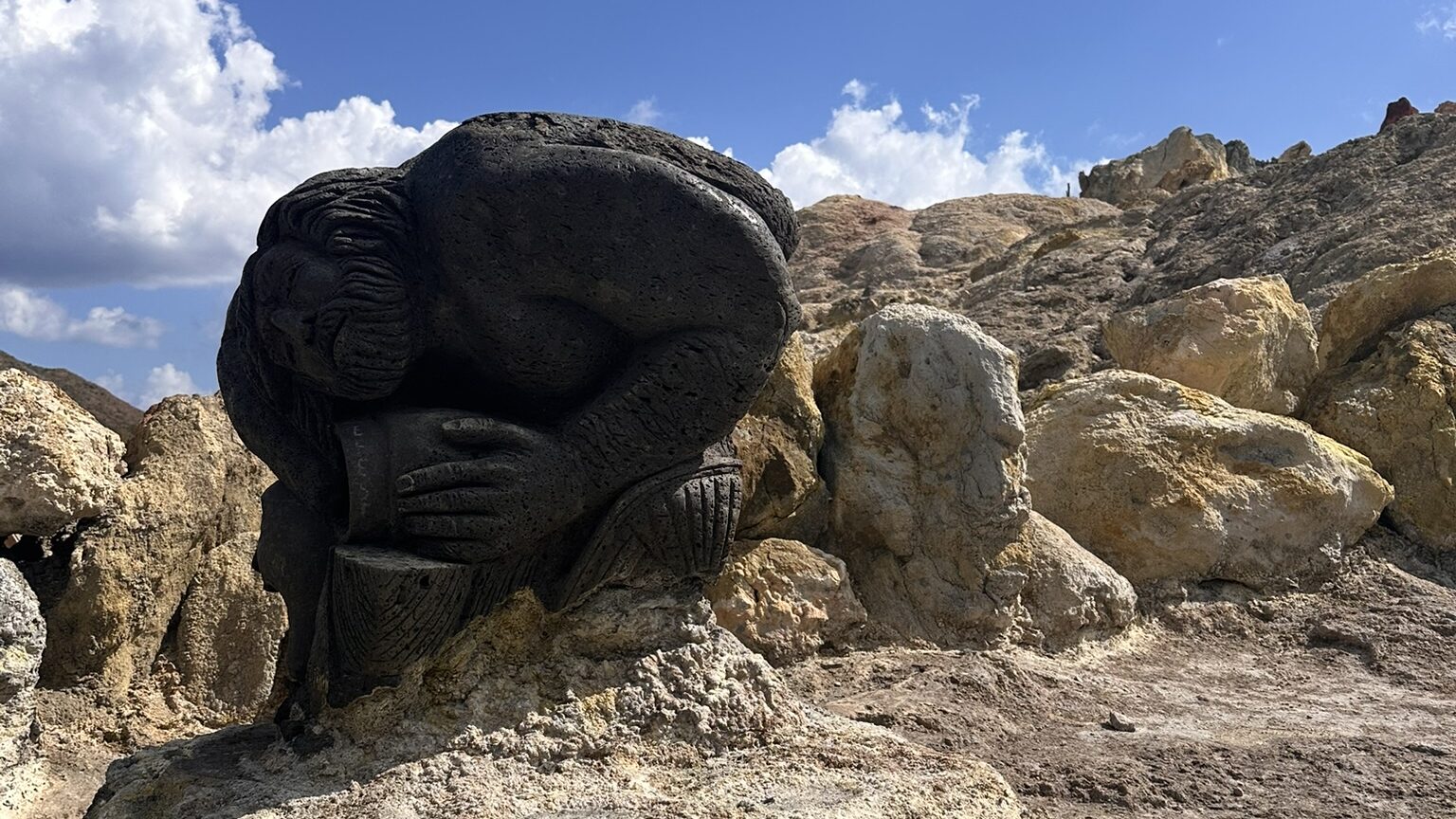 tour da tropea alle isole eolie statua in pietra vulcanica isola di vulcano