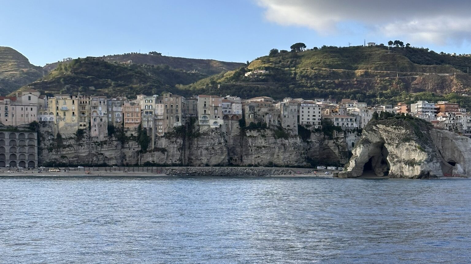 tour da tropea alle isole eolie vista del borgo di tropea dalla barca