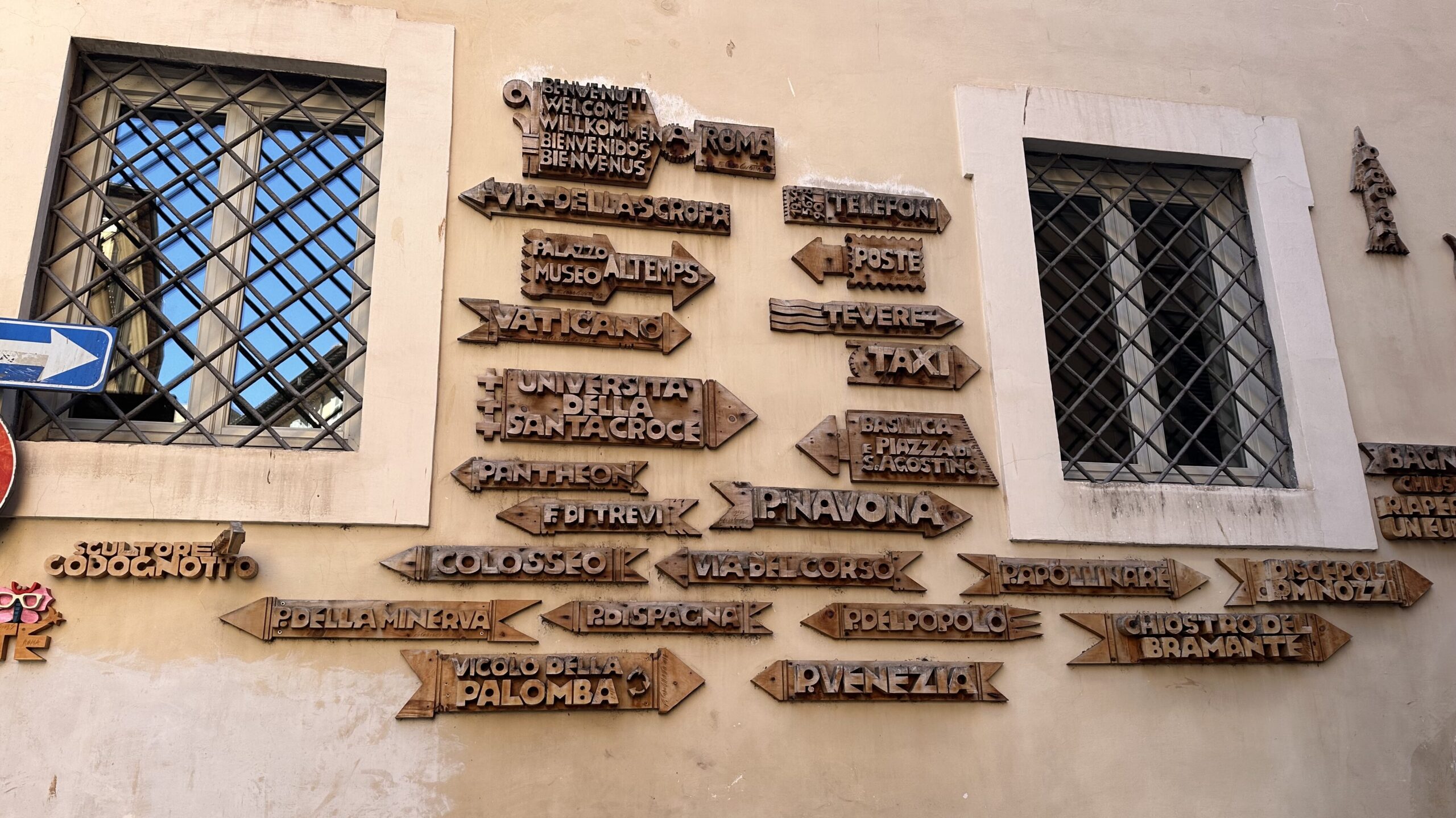sculture in legno i segnali stradali