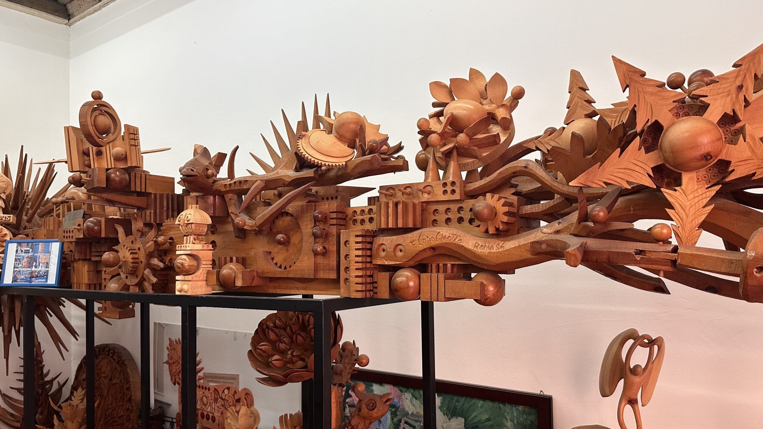 sculture in legno il drago astratto