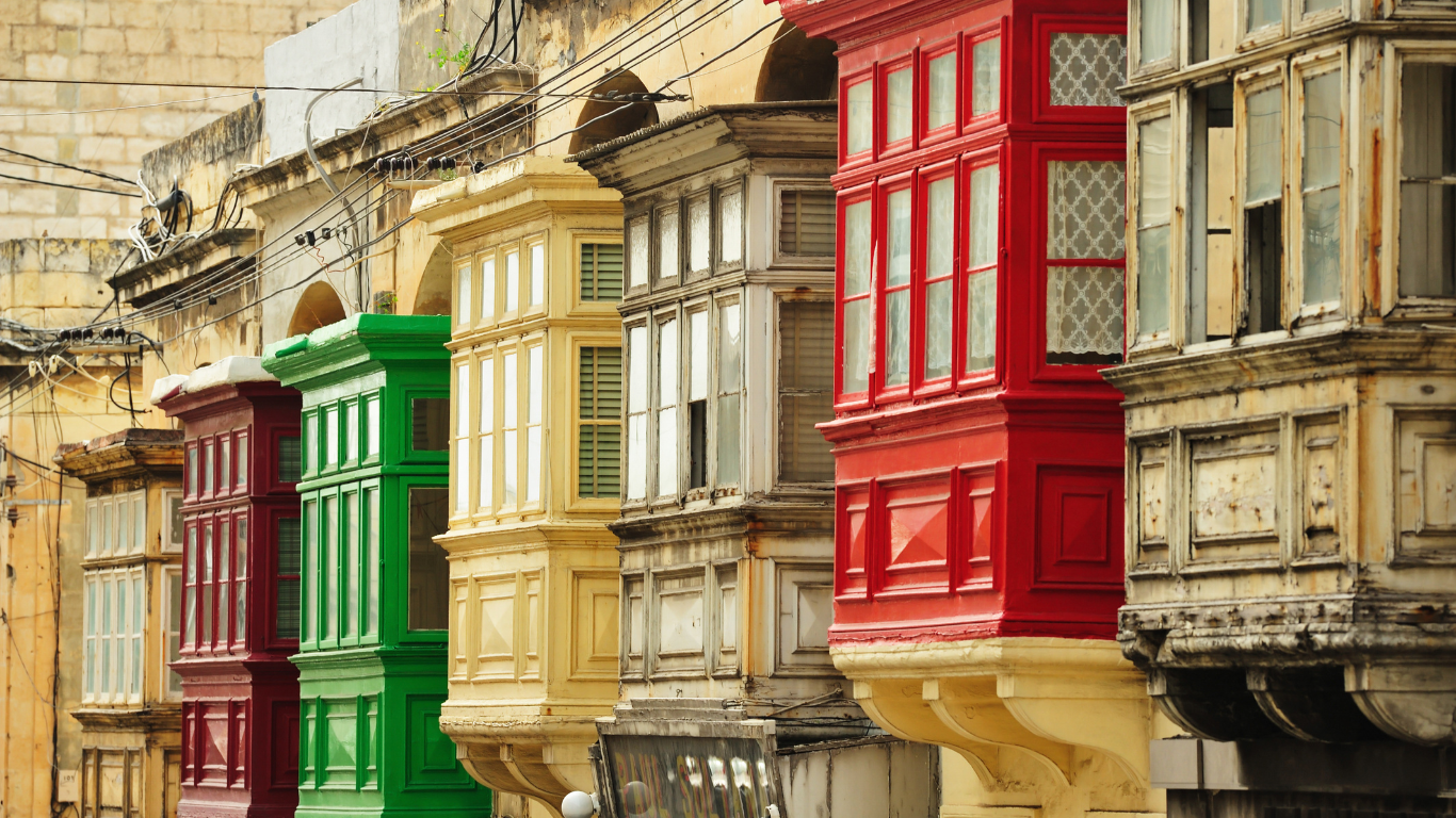 noleggiare un'auto a malta i balconcini colorati delle città
