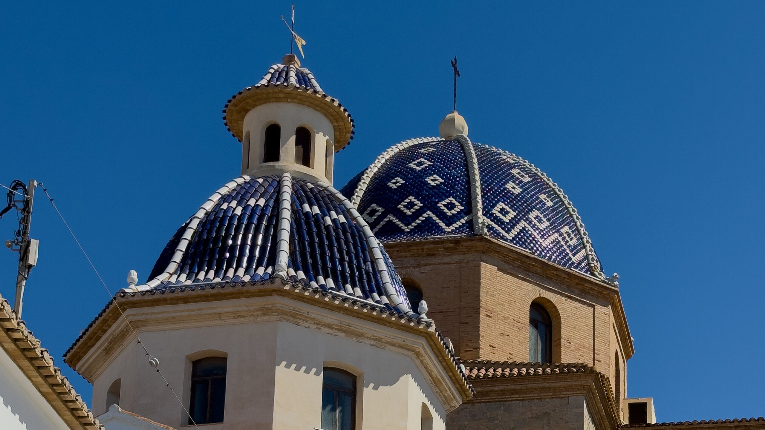Cosa vedere ad Altea le cupole blu della chiesta principale